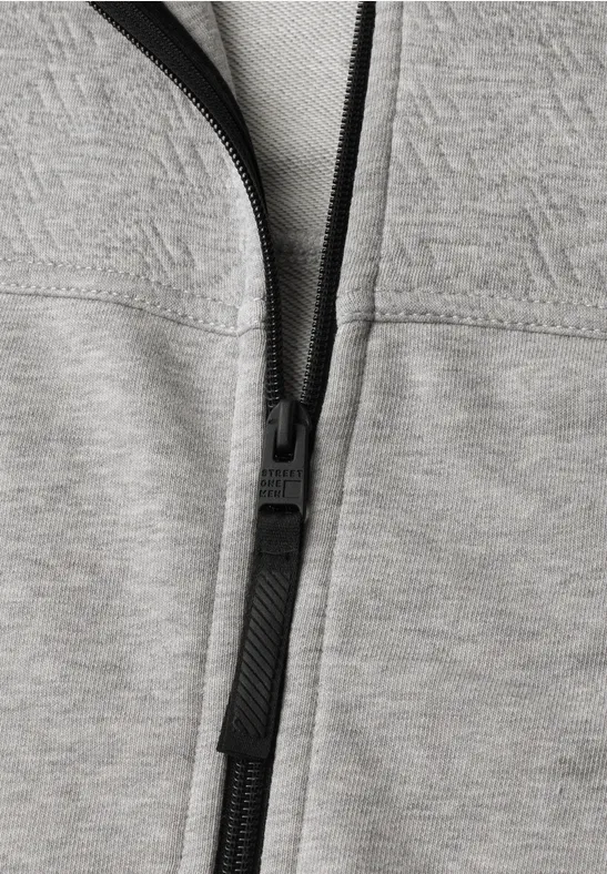 Grau melierte Jacke mit schwarzem Reißverschluss in Nahaufnahme