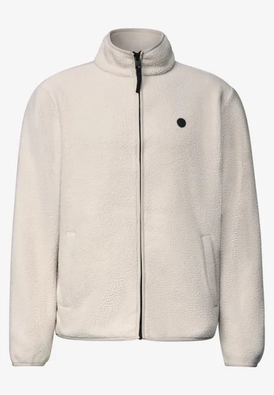 Weiße Fleecejacke mit Reißverschluss, Stehkragen, seitlichen Taschen und kleinem runden Logo auf der Brust.
