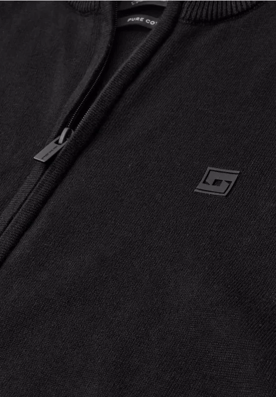 Zwarte trui of jas met ritssluiting en klein logo op de borst.