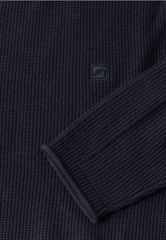 Dunkelblauer Rippstrickpullover mit Ärmel und kleinem quadratischem Logo.