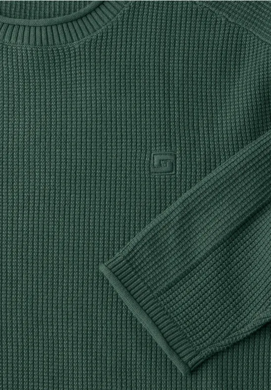 Grüner, grob gestrickter Pullover mit Rundhalsausschnitt und gesticktem Logo.