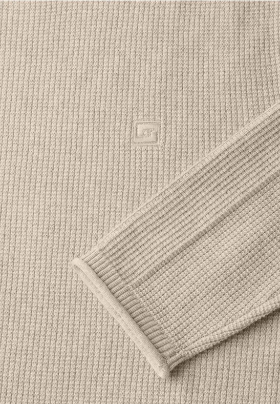 Beiger Strickpullover mit feiner Struktur und gesticktem Logo.