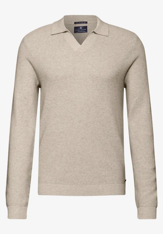 Beiger langärmeliger Pullover mit Kragen und V-Ausschnitt.