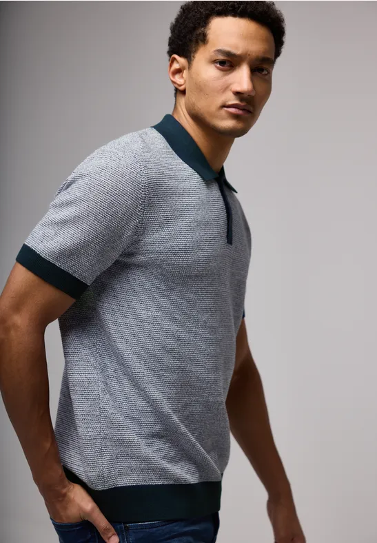 Mann trägt graues Strick-Poloshirt mit dunkelgrünen Bündchen.