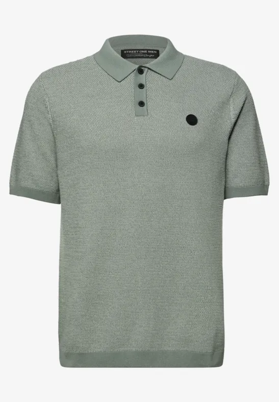 Kort mouw poloshirt grijsgroen met knoopsluiting en zwart rond logo op de borst.