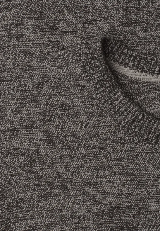 Nahaufnahme eines grauen Strick- oder Sweatshirtstoffs mit abgerundeter Naht