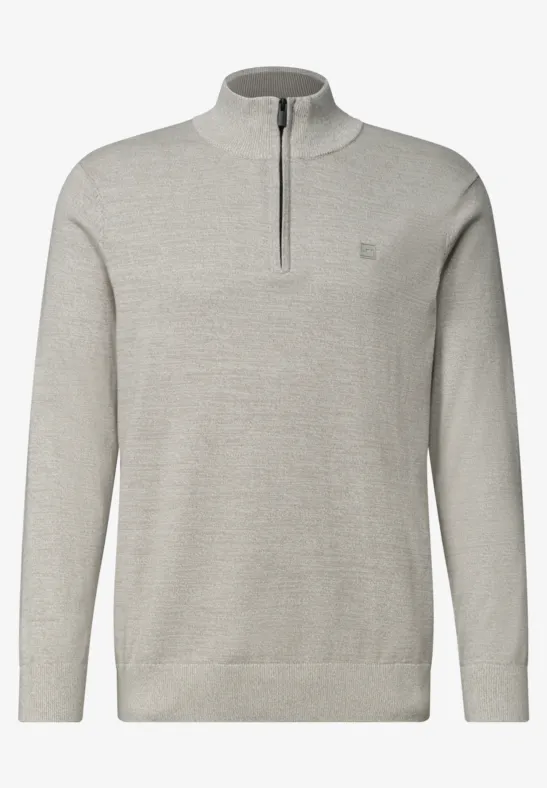 Hellgrauer Herrenpullover mit Stehkragen und halbem Reißverschluss.