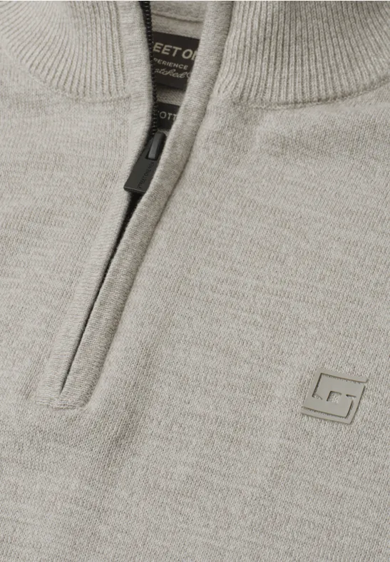 Hellgrauer Strickpullover mit kurzem Reißverschluss und kleinem Brustlogo.