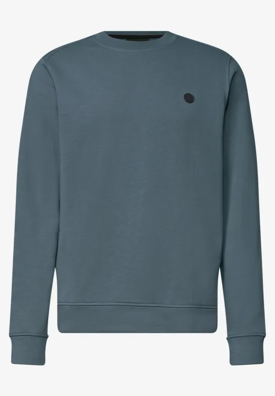 Ein schlichtes, graublaues Sweatshirt mit Rundhalsausschnitt, langen Ärmeln und kleinem Logopatch.