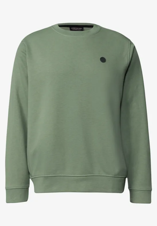 Groene sweater met rond logo op de borst.