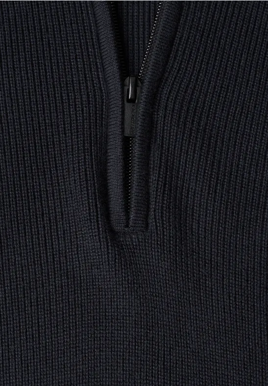 Pull en maille noire avec fermeture éclair sur le devant.