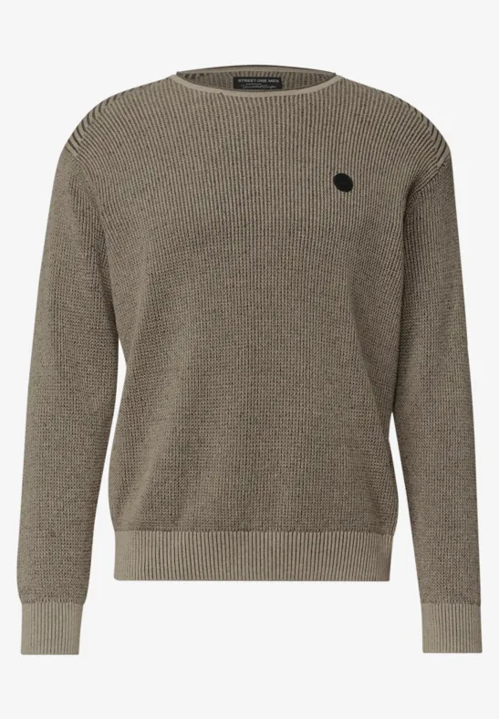 Pull gris en maille à col rond avec petit logo sur la poitrine.