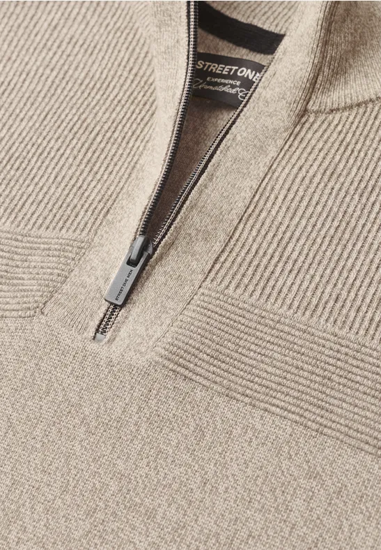 Beiger Strickpullover mit Reißverschlusskragen und feiner Rippenstruktur