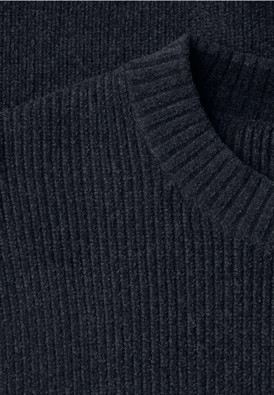 Nahaufnahme eines dunkelblauen, gerippten Strickpullovers mit Rundhalsausschnitt.