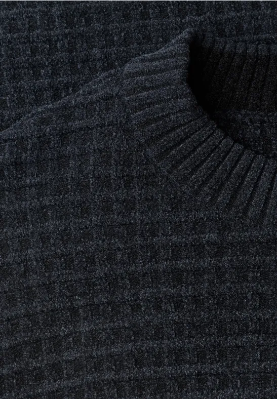 Nahaufnahme eines dunkelgrauen Strickpullovers mit Rippenkragen und strukturierter Oberfläche.