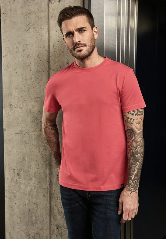 Basic T-Shirt in Unifarbe bleached red