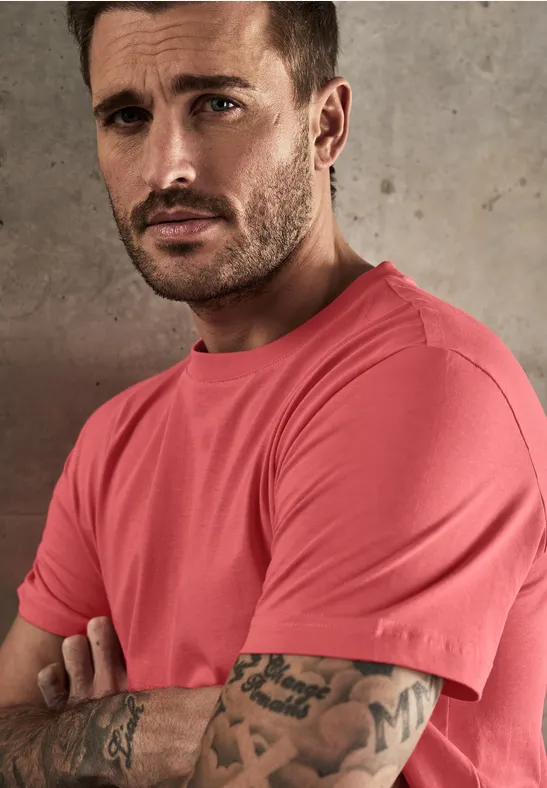 Basic T-Shirt in Unifarbe bleached red