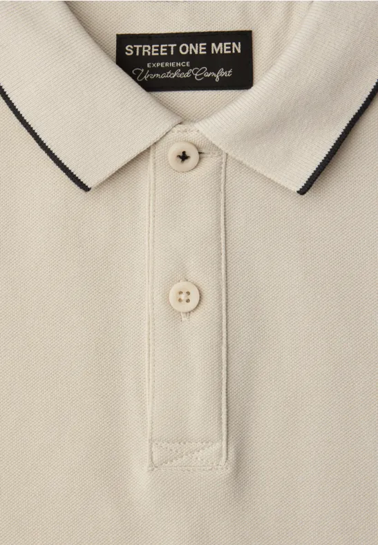 Beige poloshirt met knoopsluiting en zwarte bies aan kraag van Street One Men.