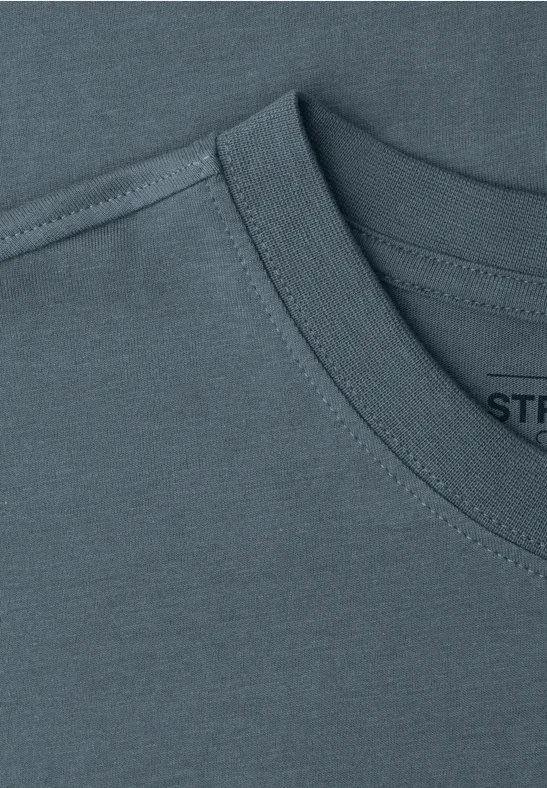 Close-up van de grijze kraag van een katoenen T-shirt
