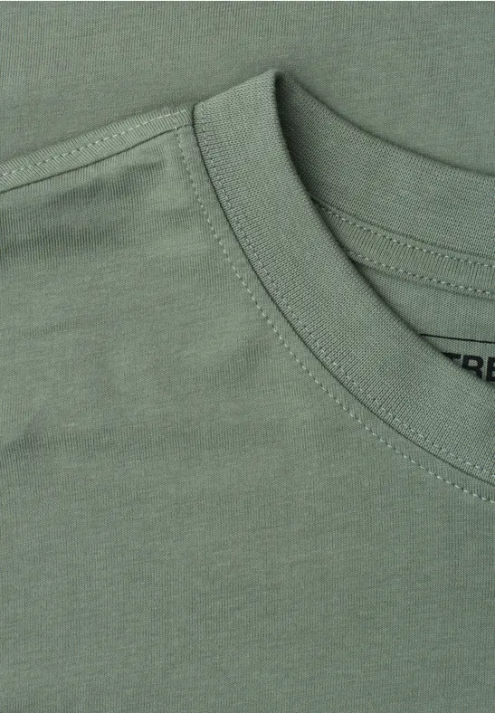 Close-up van een olijfgroen T-shirt met ronde hals en zichtbare stiksels