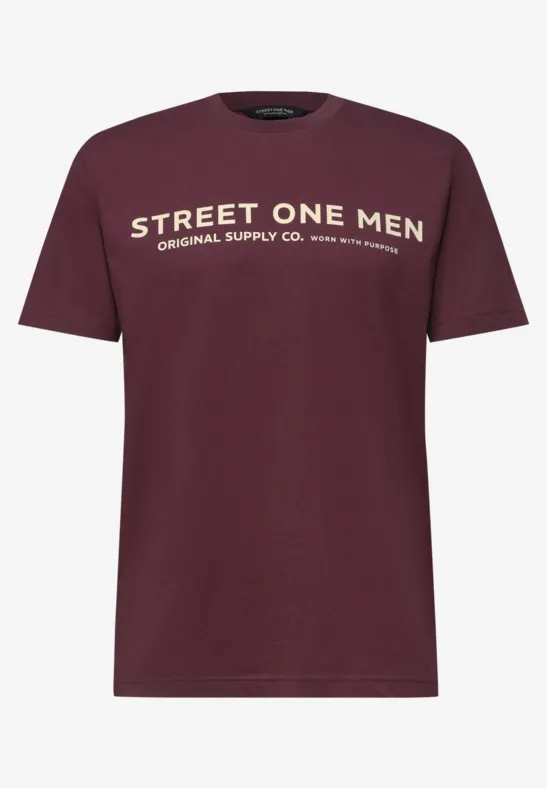 Ein bordeauxrotes Herren-T-Shirt mit kurzem Arm, Schriftzug "STREET ONE MEN ORIGINAL SUPPLY CO." in Beige auf der Brust.