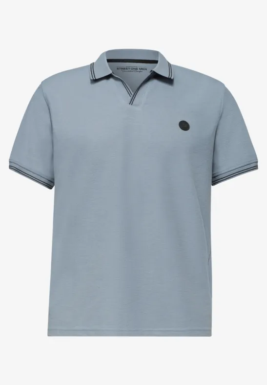 Hellblaues Poloshirt mit Kurzarm und dezentem Logopatch auf der Brust