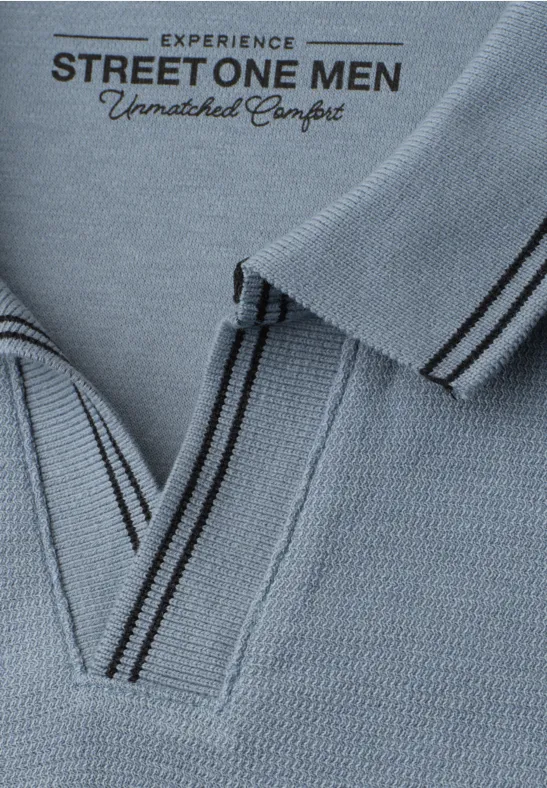 Helles Strick-Poloshirt mit kontrastierenden Streifen am Kragen und V-Ausschnitt, lässig und bequem.