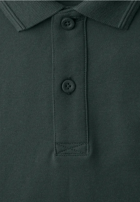 Nahaufnahme eines dunkelgrünen Poloshirts mit umgelegtem Kragen und zwei Knöpfen an der Knopfleiste.