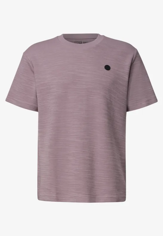 Ein kurzärmeliges T-Shirt in meliertem Rosa mit Rundhalsausschnitt und kleinem schwarzen Logo auf der Brust.