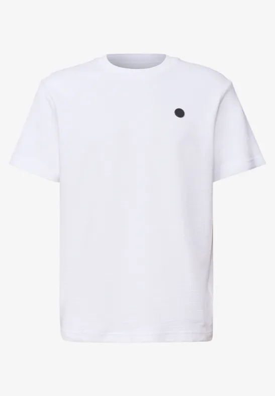 Wit T-shirt met een kleine zwarte stip op de linkerkant van de borst.