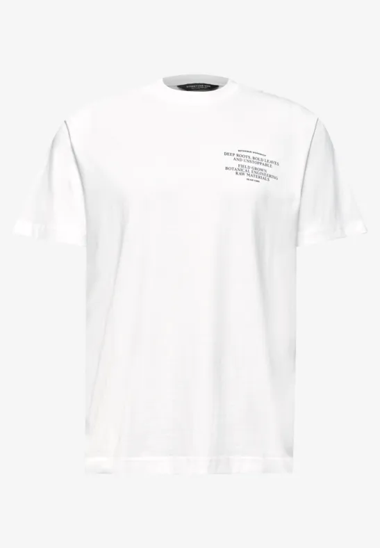 Ein schlichtes weißes T-Shirt mit kurzem Arm und kleinem schwarzem Schriftzug auf der linken Brust