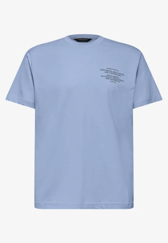 Hellblaues T-Shirt mit kurzem Ärmel und kleinem schwarzen Schriftzug-Print auf der linken Brustseite.