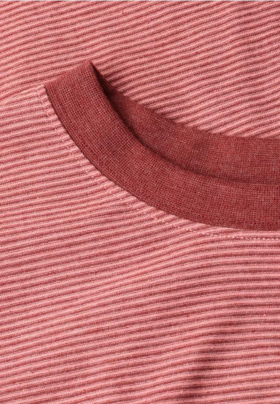 Nahaufnahme eines rot-weiß gestreiften T-Shirts mit rundem Halsausschnitt.