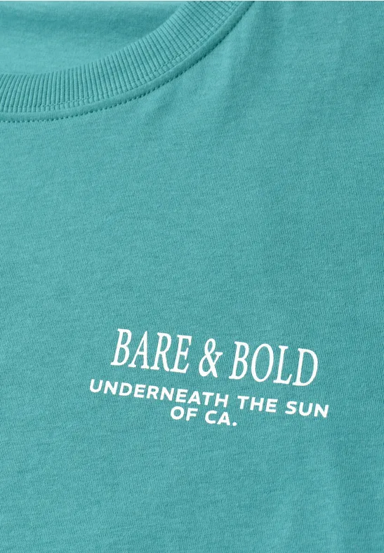 Türkisfarbenes T-Shirt mit weißem Schriftzug 'BARE & BOLD UNDERNEATH THE SUN OF CA.'