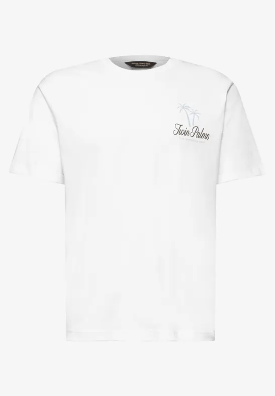 Schlichtes weißes T-Shirt mit kleinem Schriftzug auf der linken Brust