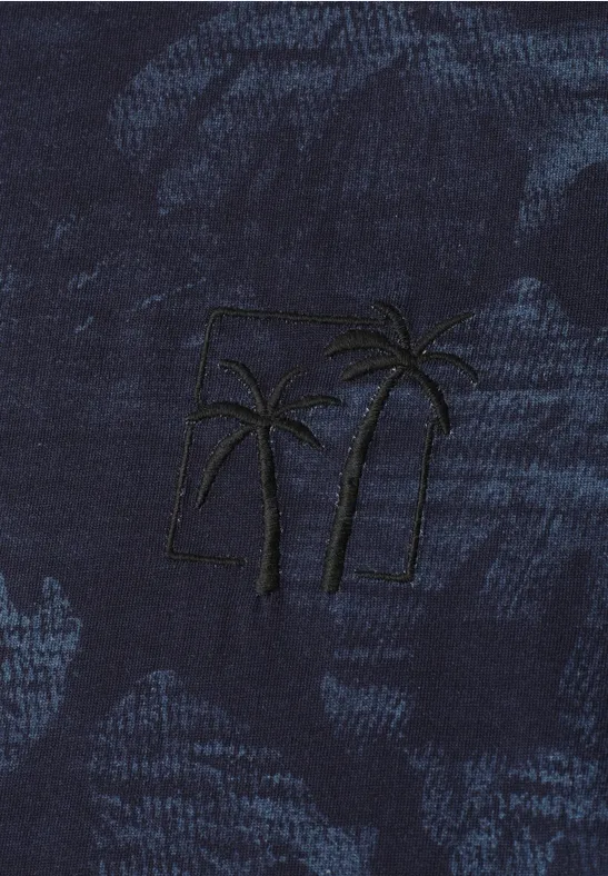 Dunkelblauer Stoff mit gesticktem Motiv: zwei Palmen vor einem Rechteck.