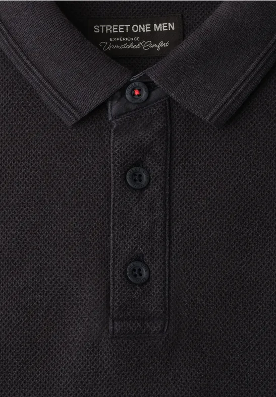 Schwarzes Herren-Poloshirt mit strukturiertem Stoff, Knopfleiste und "Street One Men"-Label.