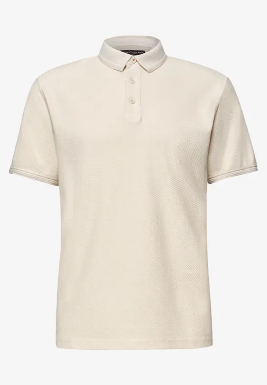 Ein schlichtes, cremefarbenes Poloshirt mit kurzen Ärmeln und Knopfleiste.
