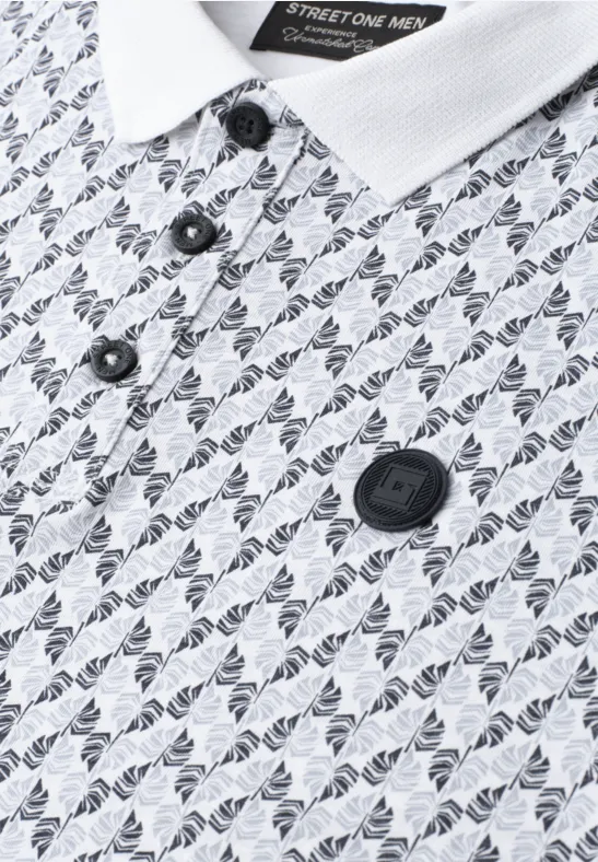 Nahaufnahme eines weißen Poloshirts mit feinem Monogramm-Muster, schwarzer Knopfleiste und Markenlogo-Badge.
