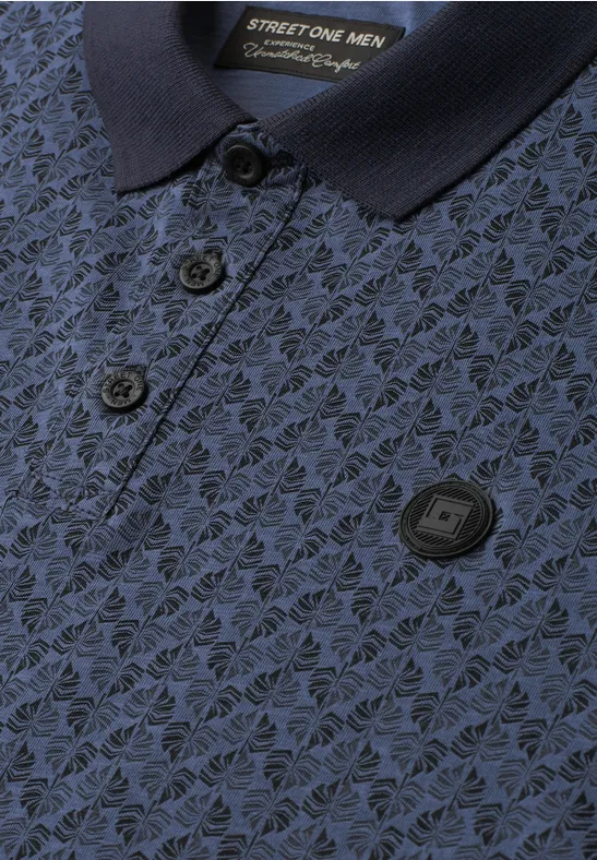 Donkerblauw herenpoloshirt met fijn structuurmotief, knoopsluiting en klein logopatch op de borst.
