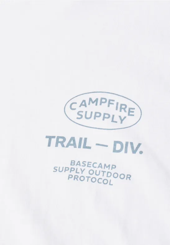 Weißes T-Shirt mit hellblauem Schriftzug "Campfire Supply Trail – Div. Basecamp Supply Outdoor Protocol".