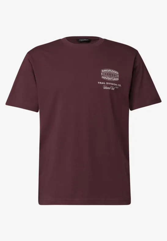 Een bordeauxrood T-shirt met korte mouwen en klein wit logo op de borst.