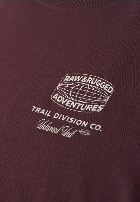 Bordeaux T-shirt met witte opdruk 'Raw & Rugged Adventures', 'Trail Division Co.'
