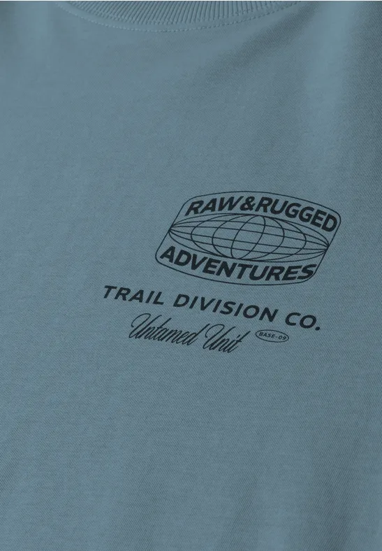 Blaues T-Shirt mit schwarzem 'Raw & Rugged Adventures'-Print vorne