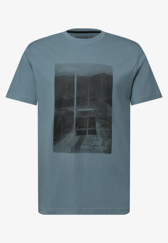 Graublaues T-Shirt mit abstraktem, schwarz-grauem Bild eines Fensters in einer kargen Landschaft.