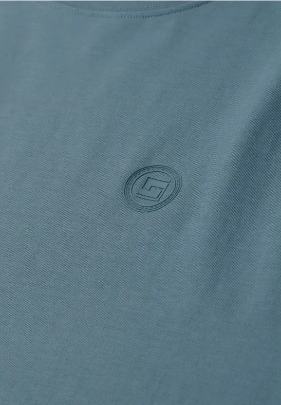 Blau-graues T-Shirt mit rundem, tonalem Logo auf der Brust