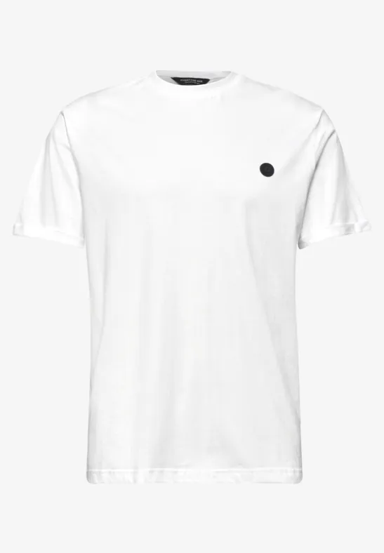 Schlichtes weißes T-Shirt mit Rundhalsausschnitt und kleinem schwarzen Punkt auf der linken Brust.