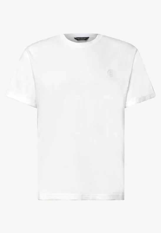 Een eenvoudig wit T-shirt met korte mouwen en ronde hals, zonder opdruk.