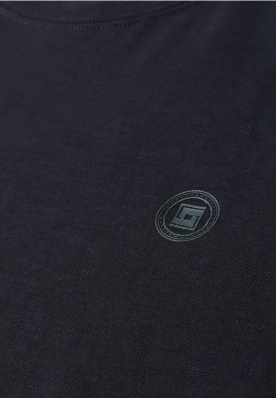 Dunkelblaues T-Shirt mit kleinem, grünen Logo auf der Brust
