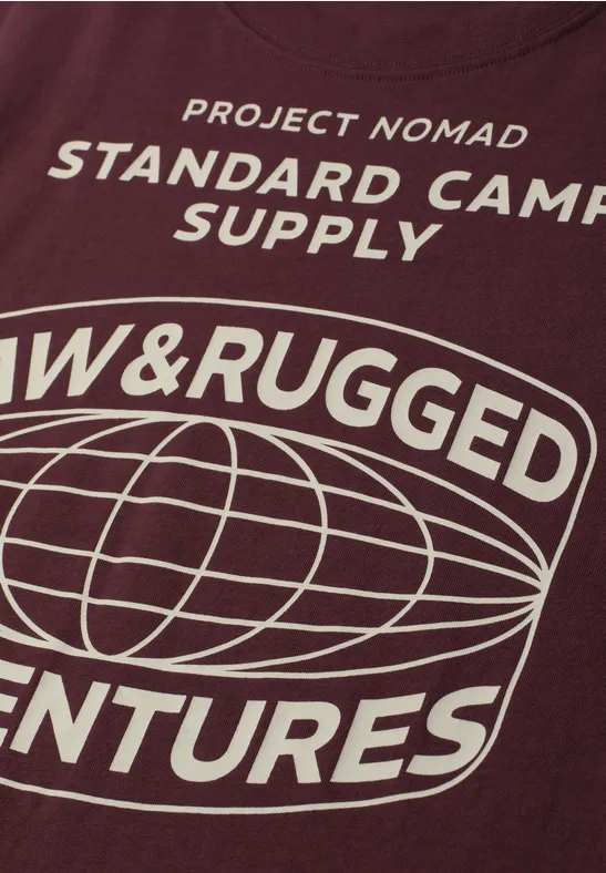 Burgunderrotes T-Shirt mit Schriftzug 'PROJECT NOMAD STANDARD CAMP SUPPLY W & RUGGED VENTURES' und Globus-Grafik.